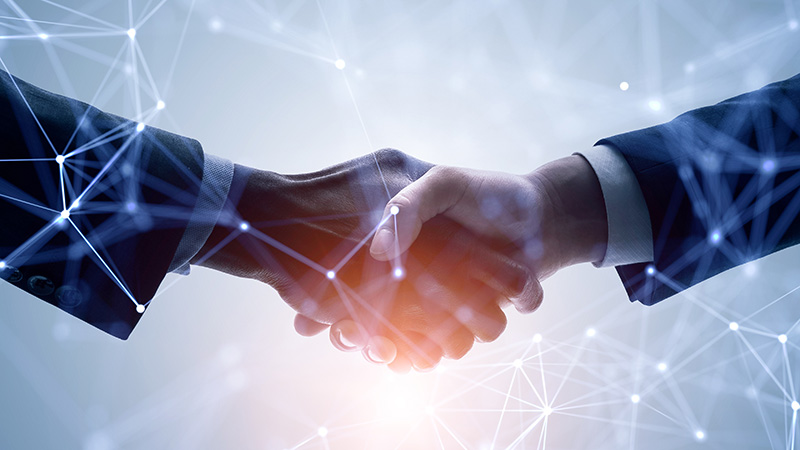 men-tradeshow-shaking-hands men-tradeshow-shaking-hands